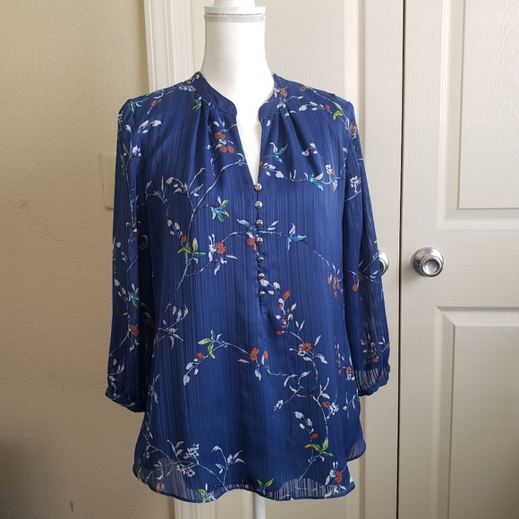 White House Black Market Tops - WHITEHOUSE BLACKMART blouse size 10 3/4 sleeve flowery V neck